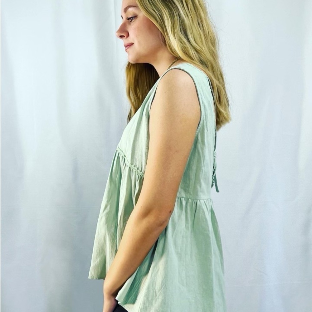 New! Open back sleeveless v-neck green flowing cotton top - Picture 3 of 3
